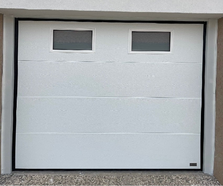 Puerta de garaje blanca seccional en Catarroja